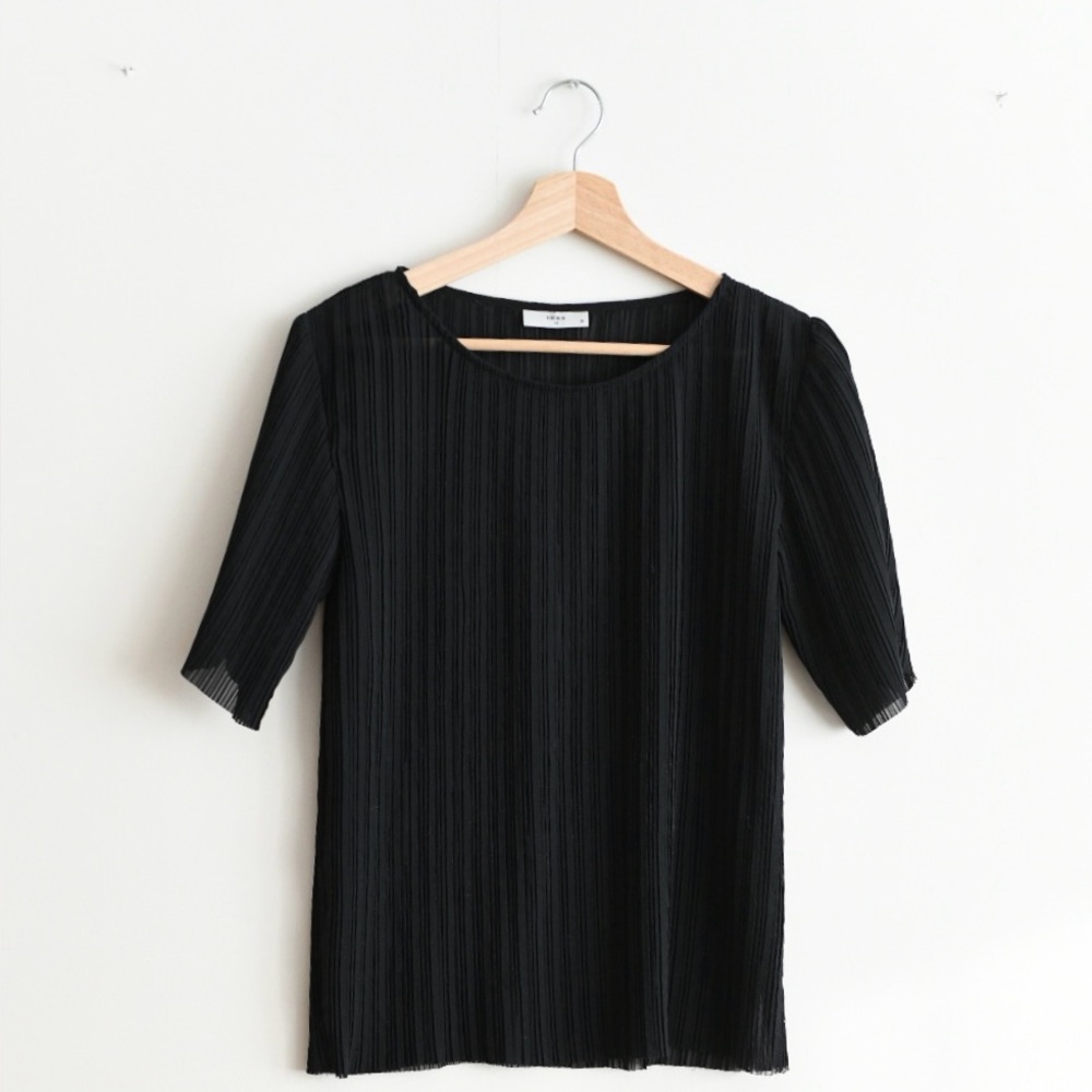 Minimum Elvire Black Pleated Short Sleeve Top